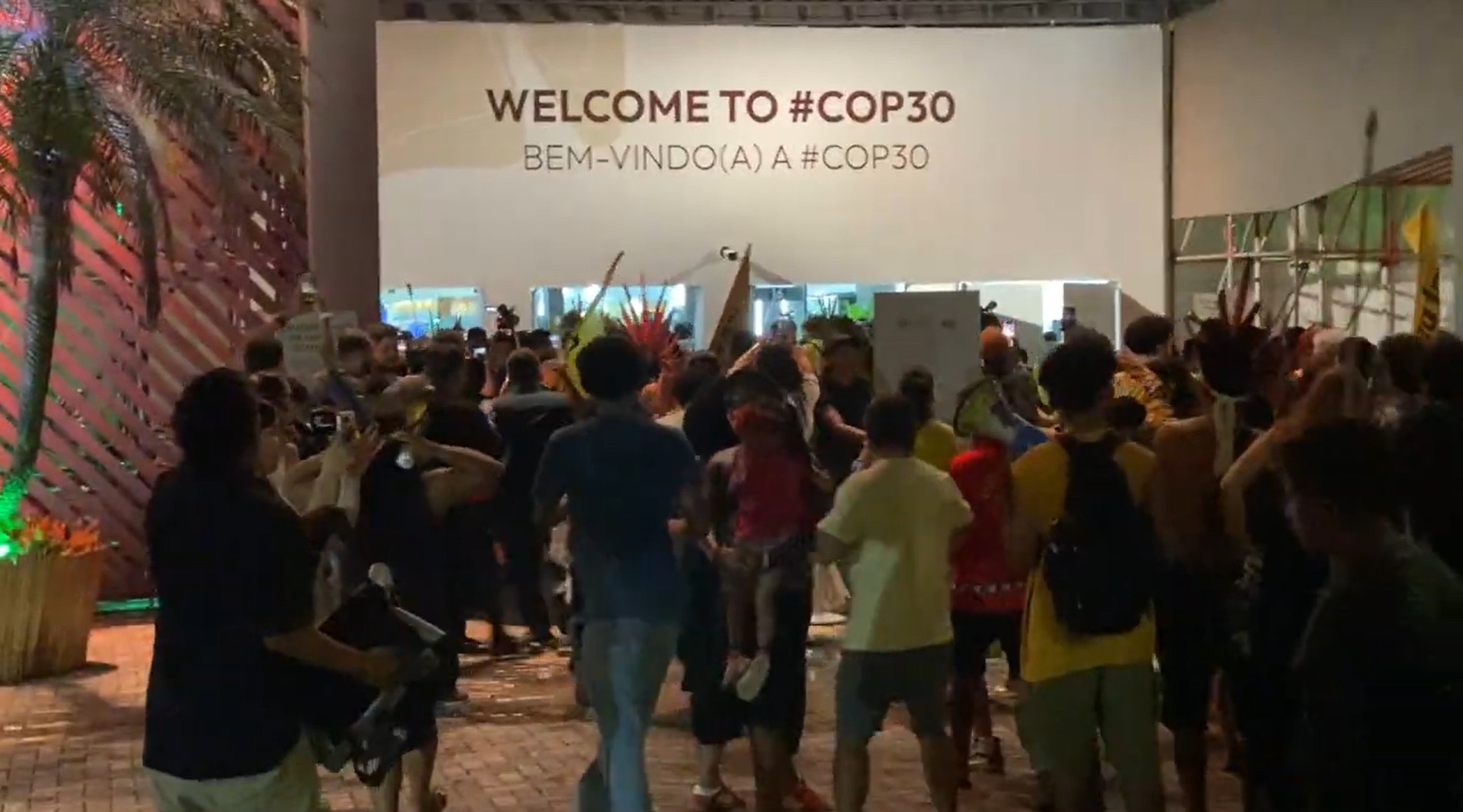Confusão e protesto marcam segundo dia da COP30 na Blue Zone em Belém