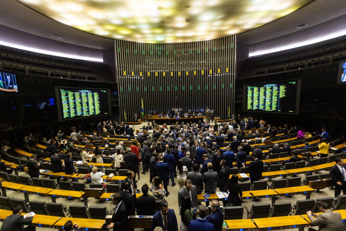 Câmara aprova projeto que dificulta aborto legal em crianças menores de 14 anos