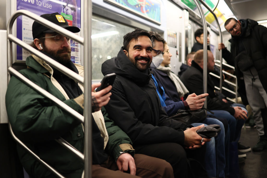 Extrema direita dos EUA questiona cidadania de Mamdani e propõe deportação