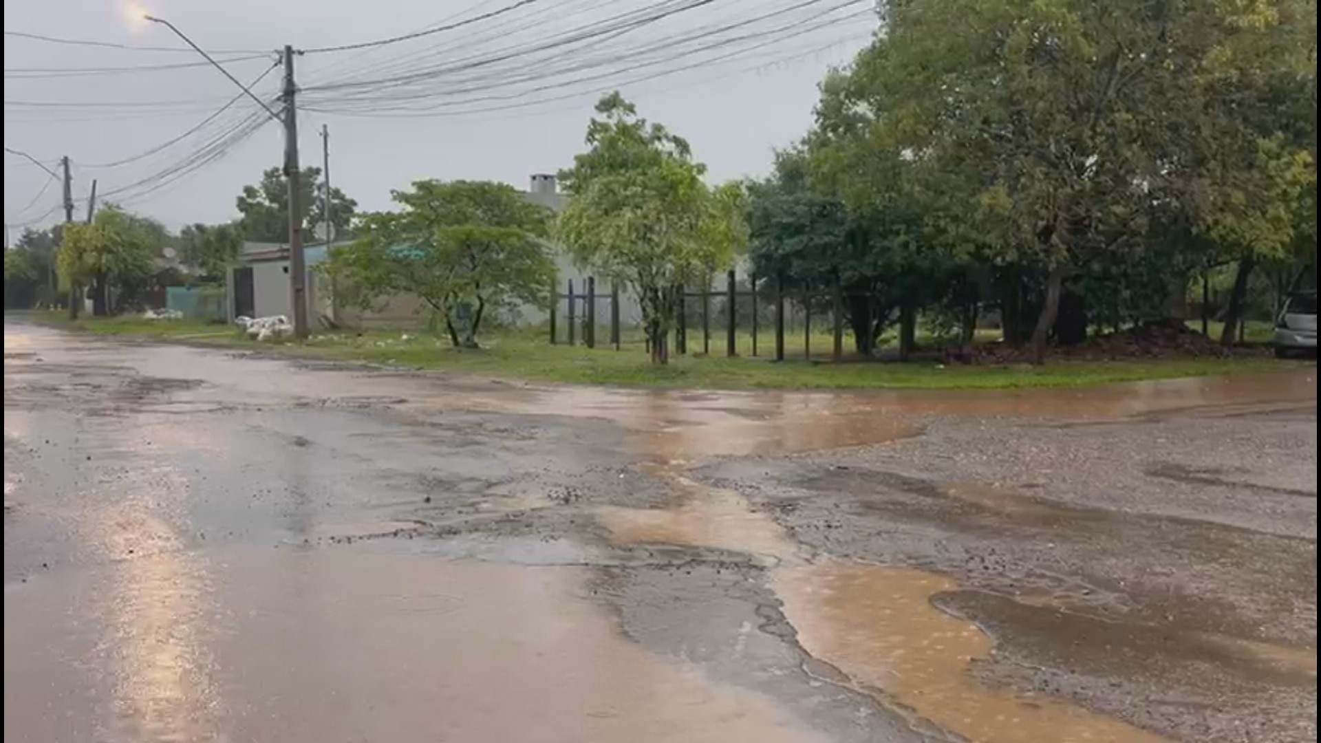 Inmet emite alertas vermelhos para chuva intensa e ventos no RS