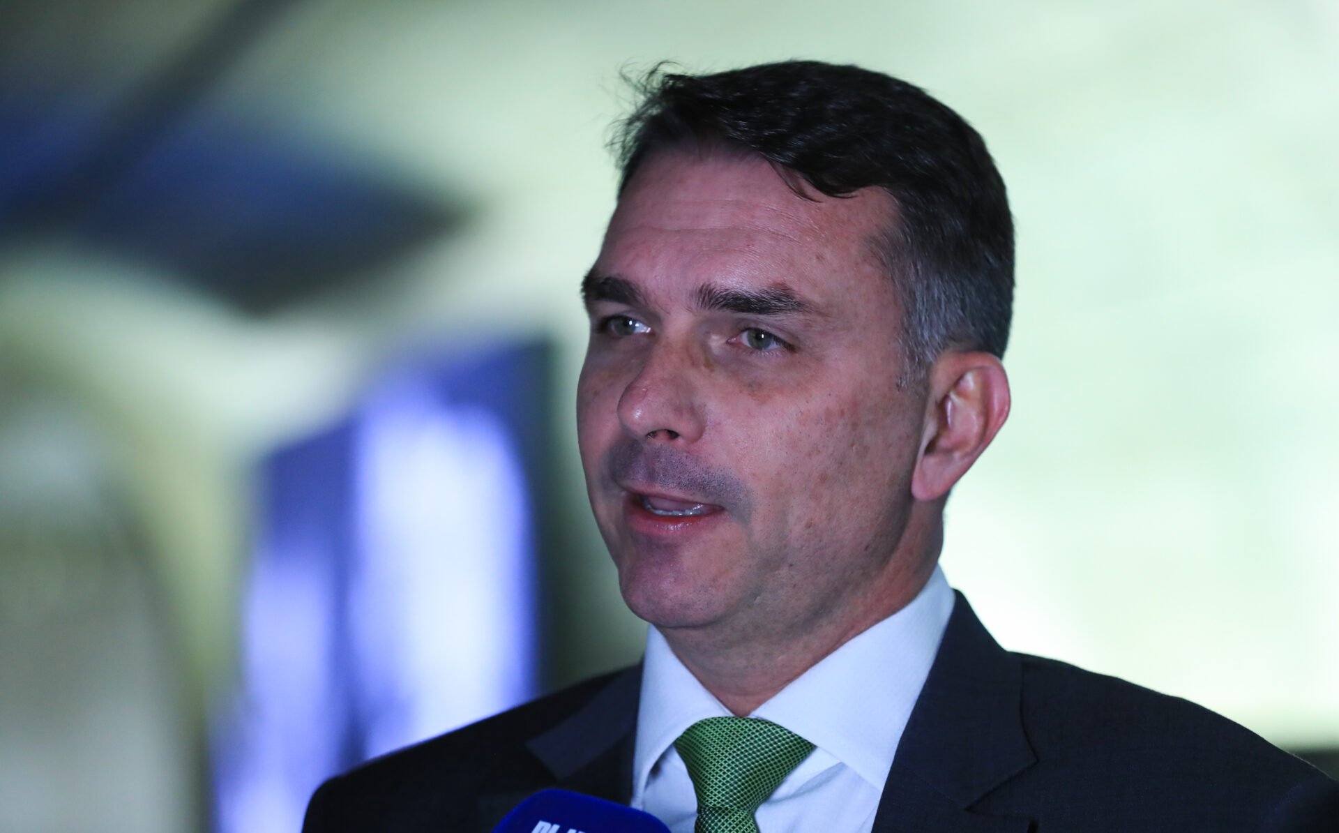 Flávio Bolsonaro anuncia que é candidato à presidência em 2026 com aval do pai