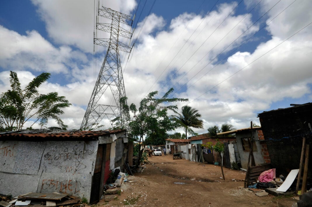 IBGE aponta ausência de calçadas em 26% dos domicílios em favelas do RN