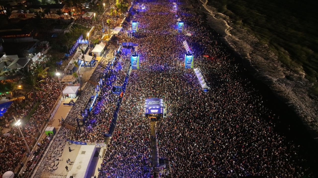 Natal em Natal reúne 100 mil pessoas na orla de Ponta Negra