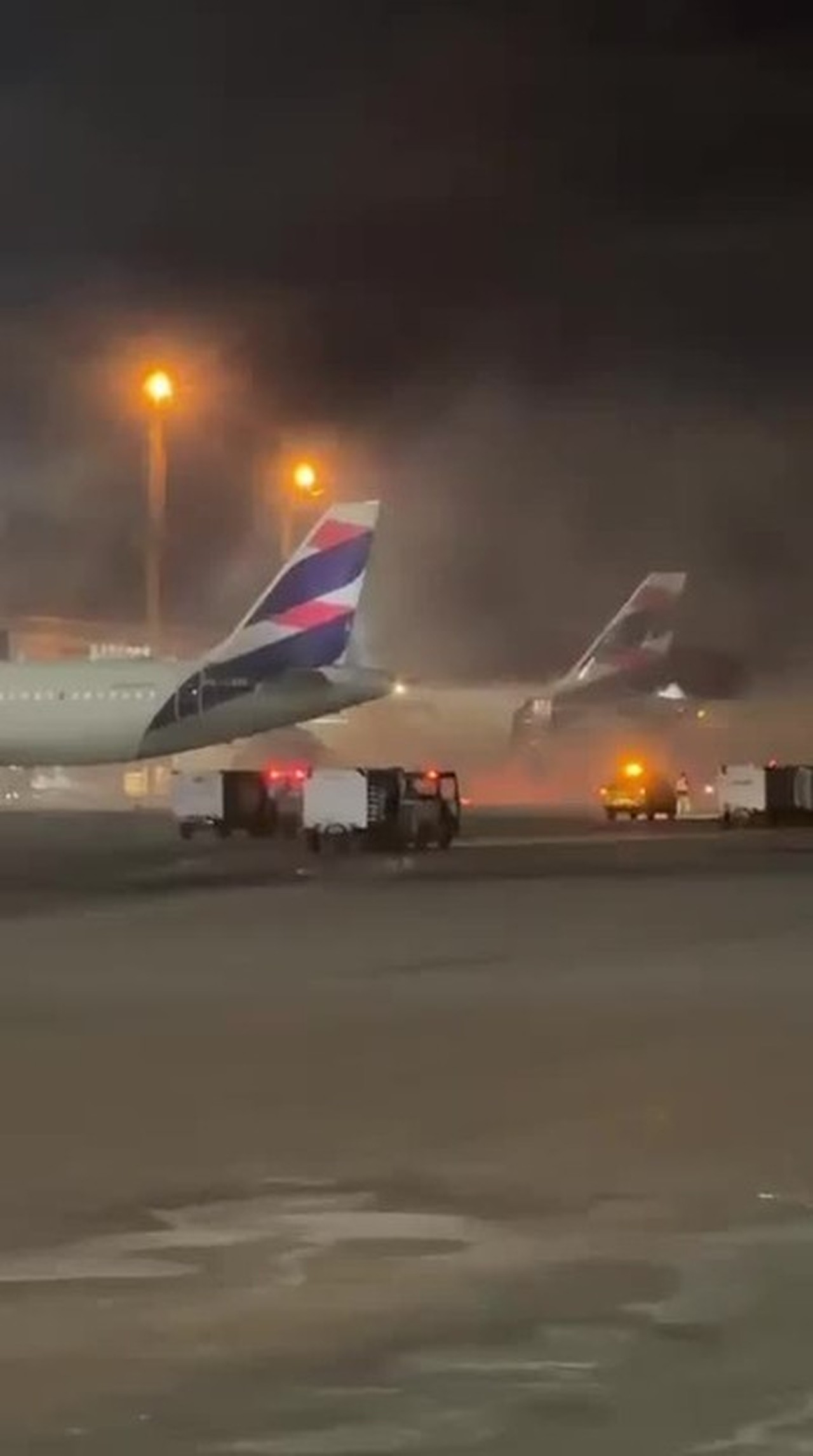 Passageiros evacuam avião após incêndio em equipamento no Aeroporto de Guarulhos
