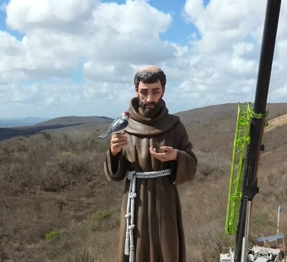 Riachuelo inaugura estátua de 17 metros de São Francisco de Assis na Serra da Formiga