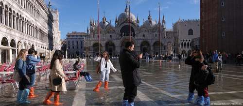 Veneza multa crianças por jogarem bola em praça proibida e gera debate