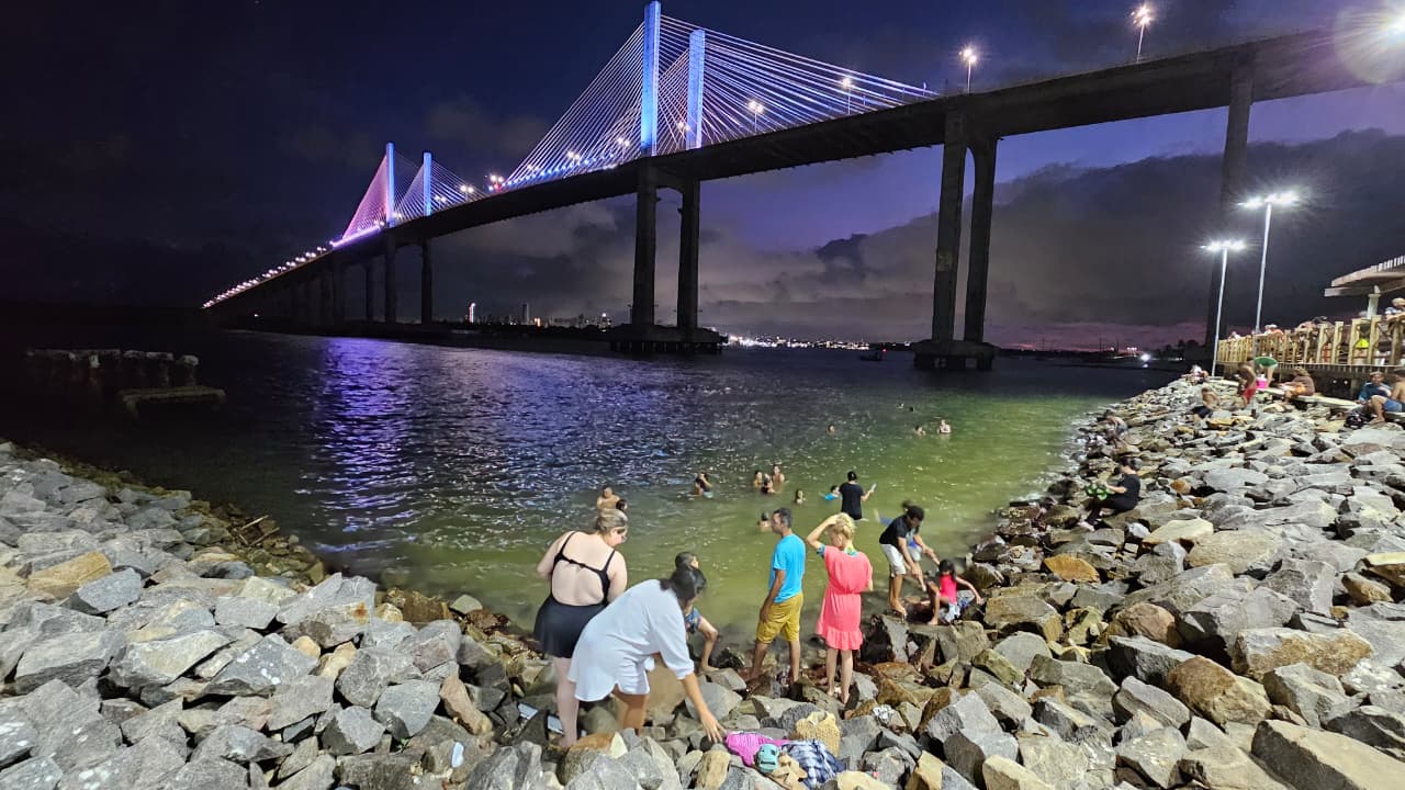 Biólogo explica variação da cor da água na Redinha e alerta para banho em maré baixa