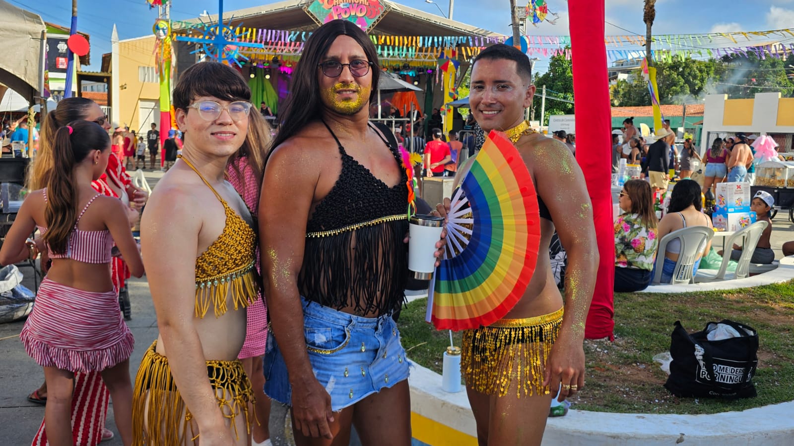 Bloco das Virgens e shows animam orla de Pirangi em Parnamirim