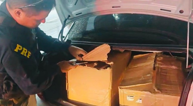 PRF apreende 1.600 maços de cigarros contrabandeados e prende motorista no RN