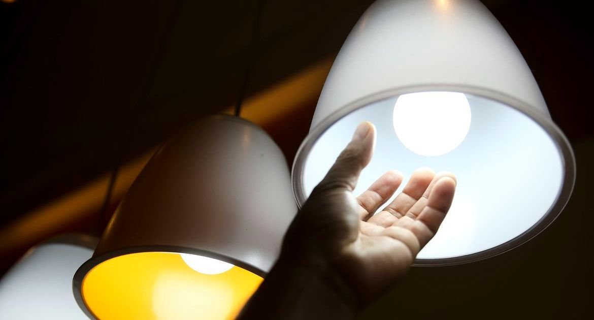 Aneel anuncia bandeira amarela para contas de luz em maio