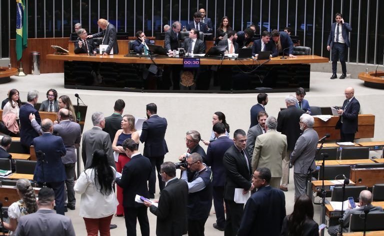 Câmara aprova PEC para acabar com escala 6x1 e reduz jornada para 40h