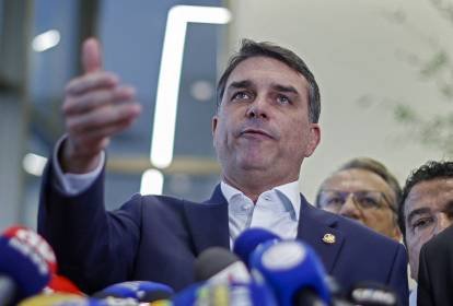 Embaixada dos EUA não responde pedido de Flávio Bolsonaro para entrevista