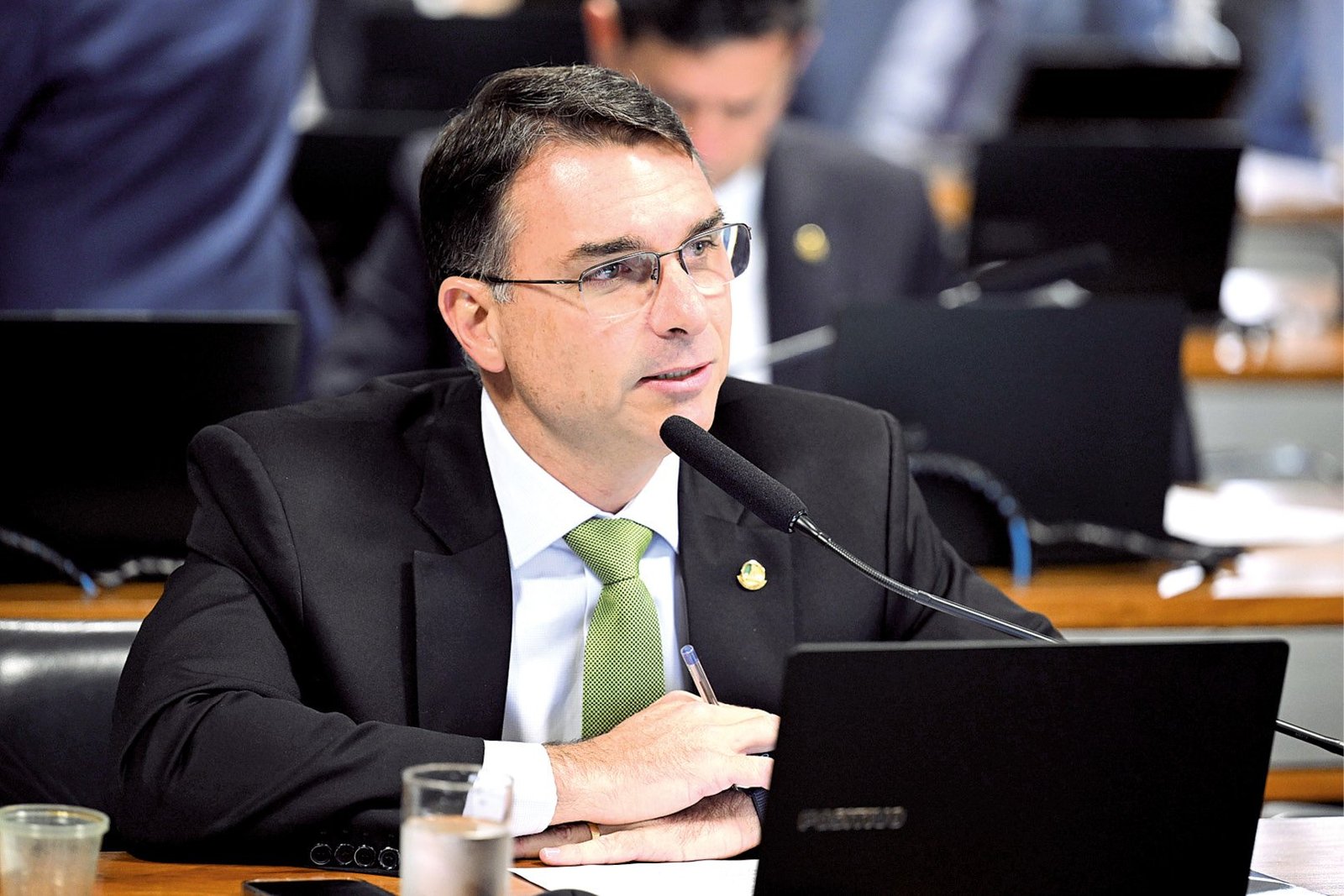 Flávio Bolsonaro defende redução da maioridade penal para 14 e 16 anos