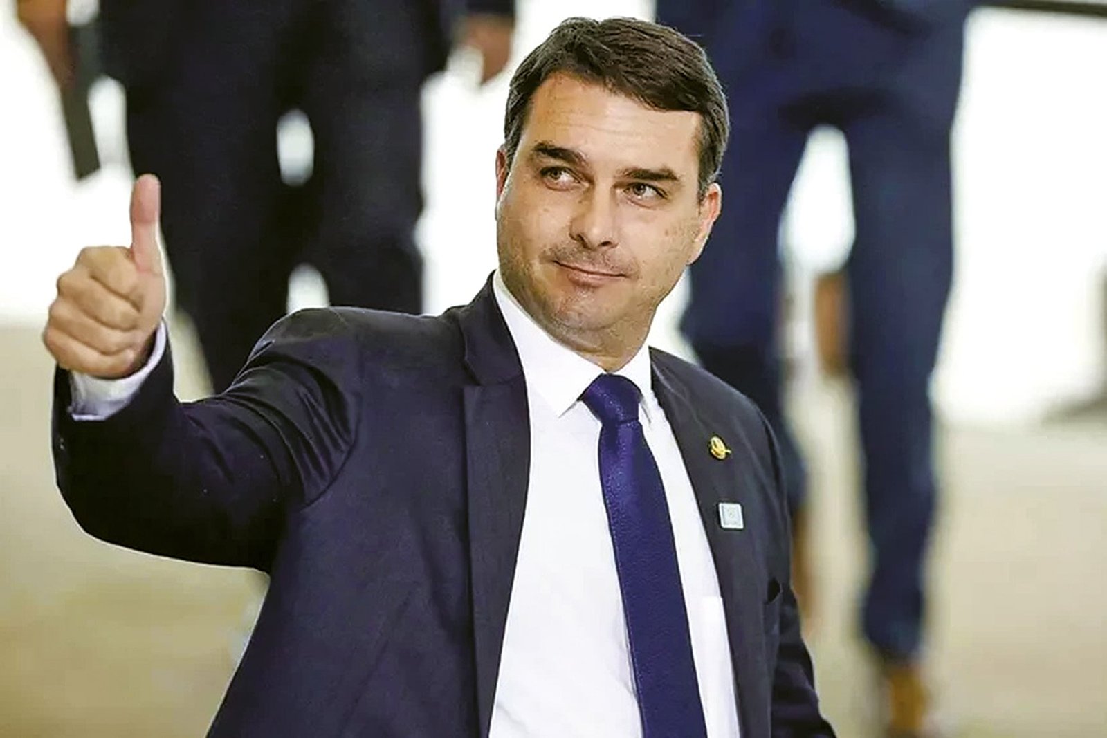 Flávio Bolsonaro diz que pai pediu para ficar firme e nega candidatura de Michelle