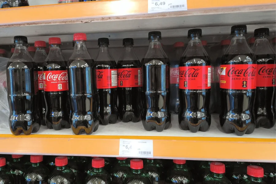 Furtos de rótulos de Coca-Cola crescem com álbum da Copa de 2026 em SP