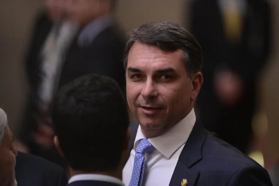 Marqueteiro de Flávio Bolsonaro deixa campanha e novo profissional será anunciado