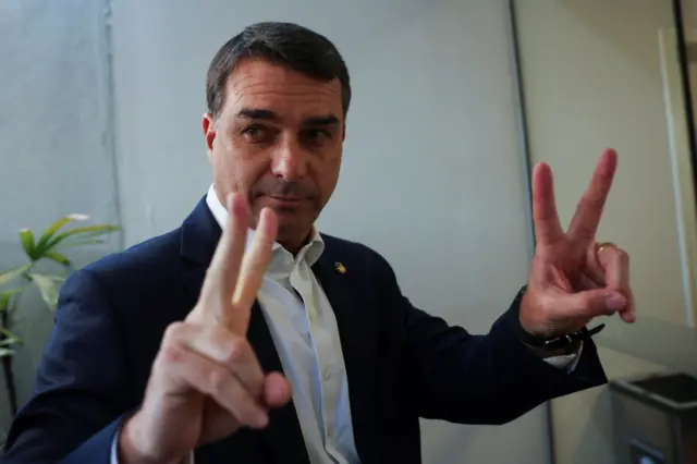 Pesquisa mostra Lula à frente de Flávio Bolsonaro no 2º turno de 2026 após áudios