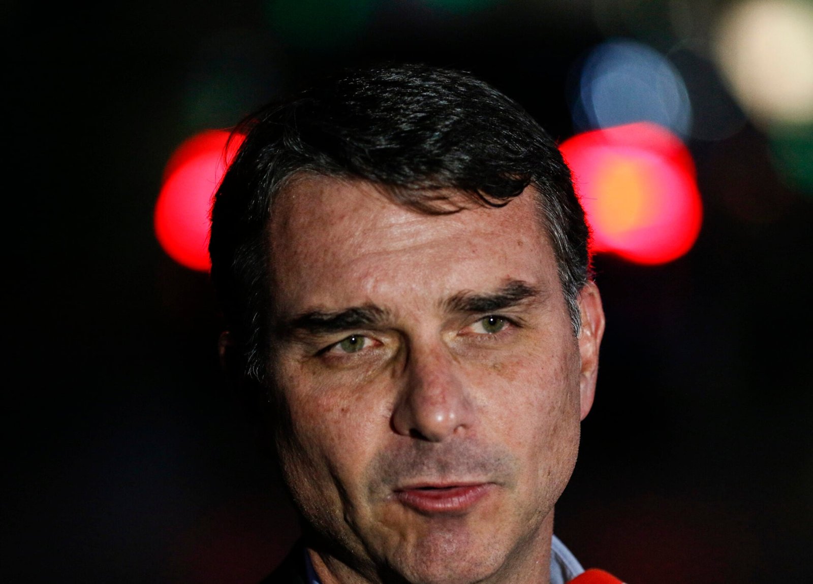 Flávio Bolsonaro pede a Trump que não imponha tarifas a produtos do Brasil