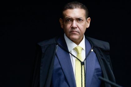 Kassio Nunes Marques suspende divulgação de pesquisa AtlasIntel sobre Flávio Bolsonaro