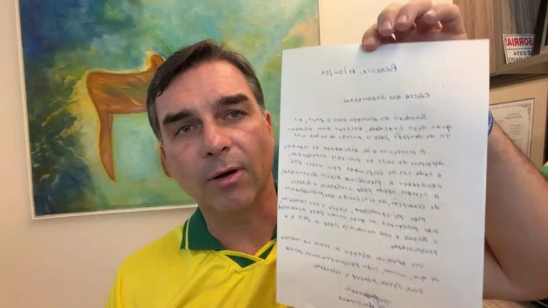Flávio Bolsonaro divulga carta de Jair Bolsonaro que o chama de porta-voz