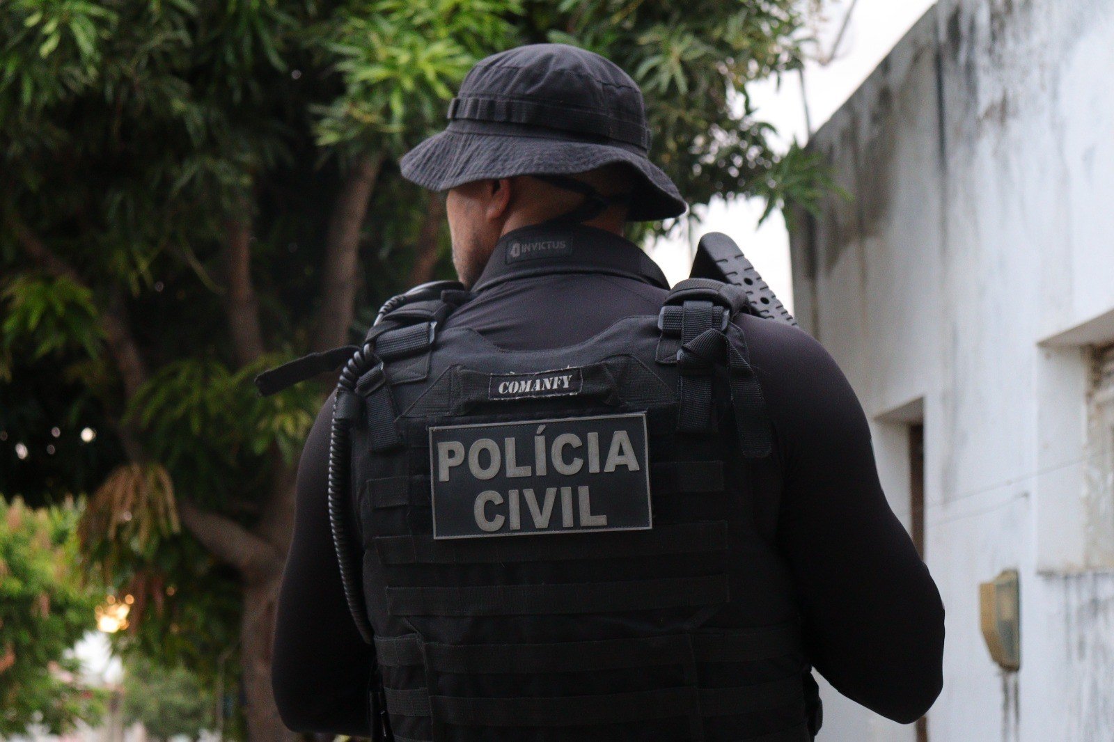 Mulher é presa em Natal suspeita de injúria racial em condomínio