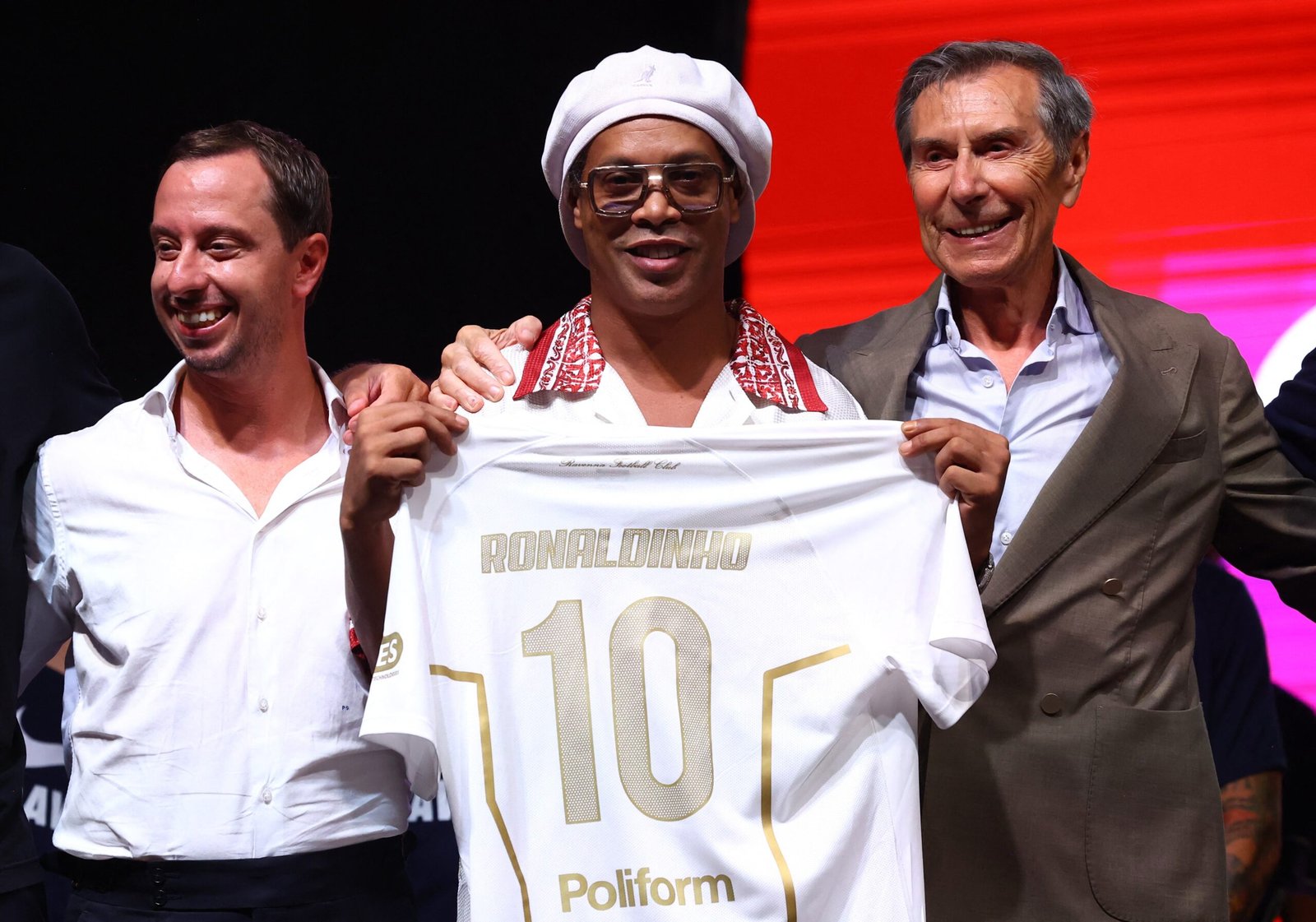 Aos 46 anos, Ronaldinho mira gol 300 em retorno pelo Ravenna