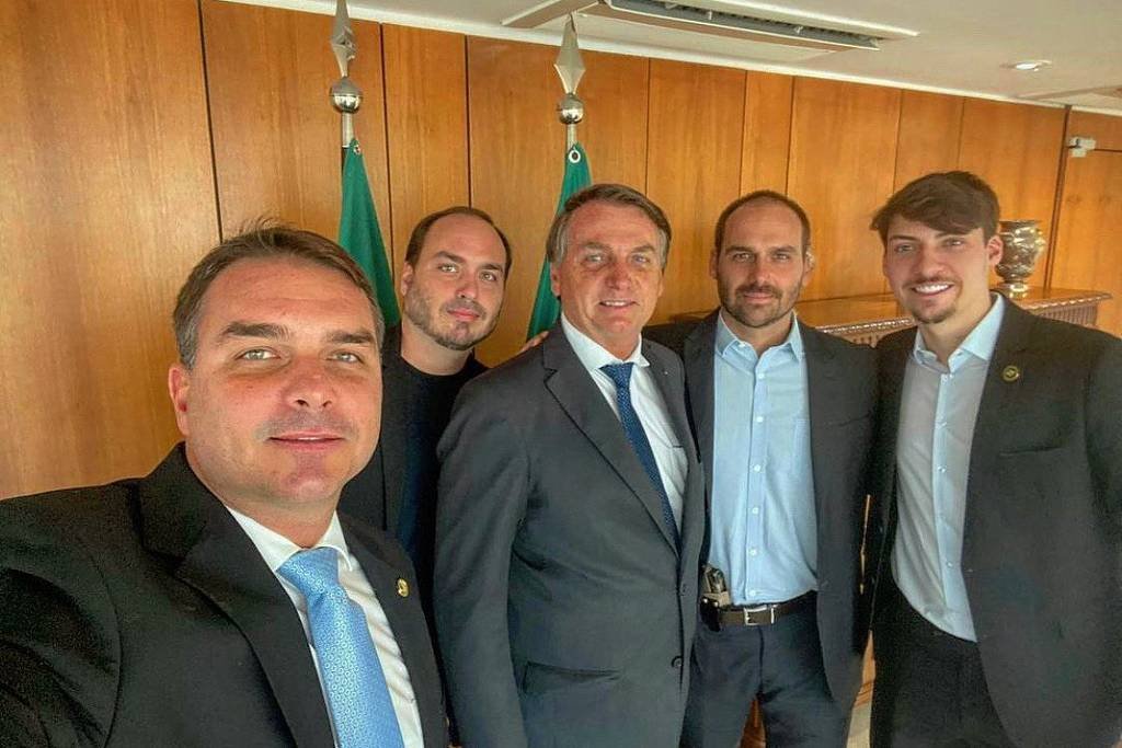 Bolsonaro pede ao STF autorização para visita dos filhos no Dia dos Pais