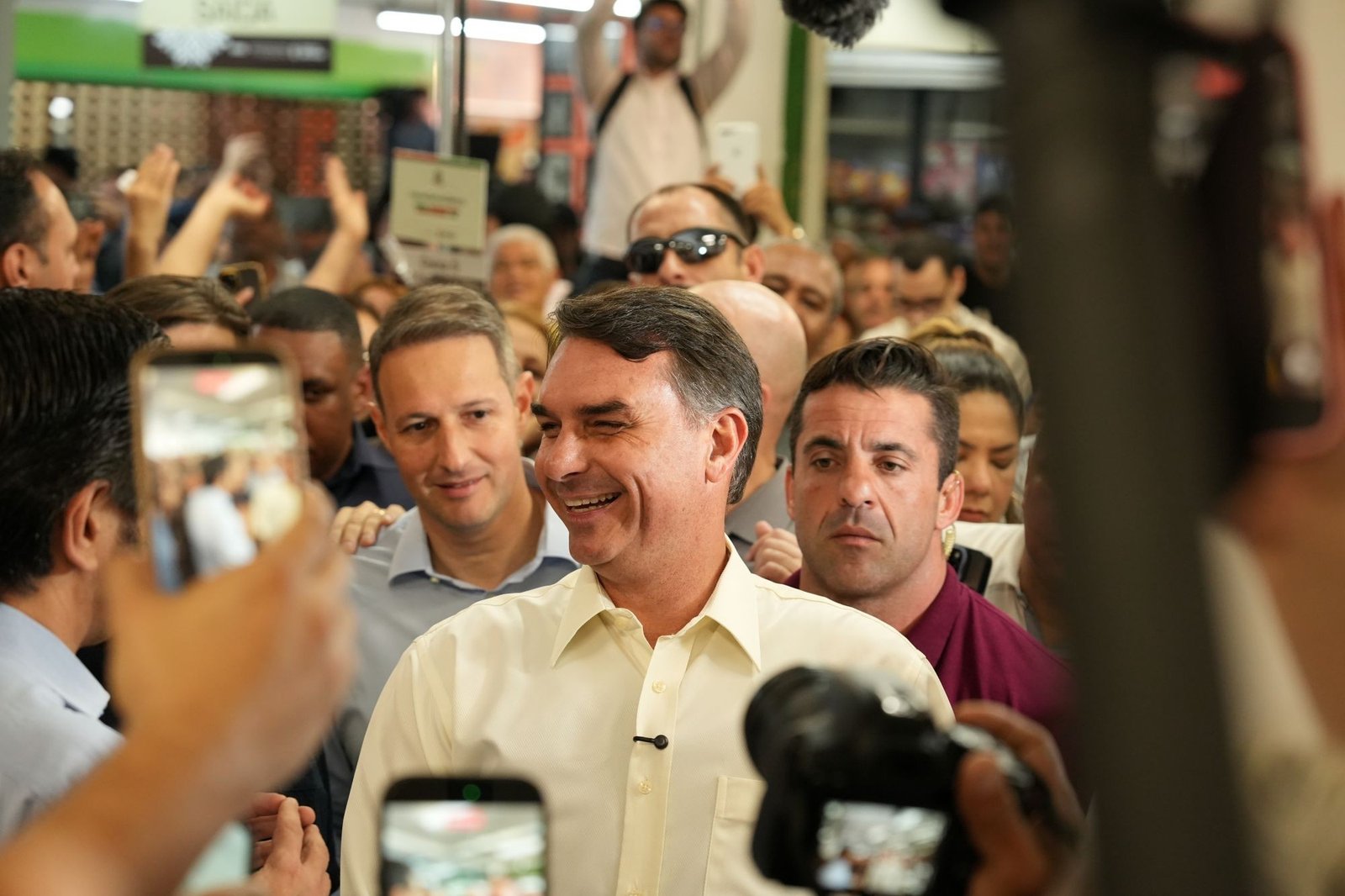 Flávio Bolsonaro afirma ter prestado contas sobre documentário 'Dark Horse'