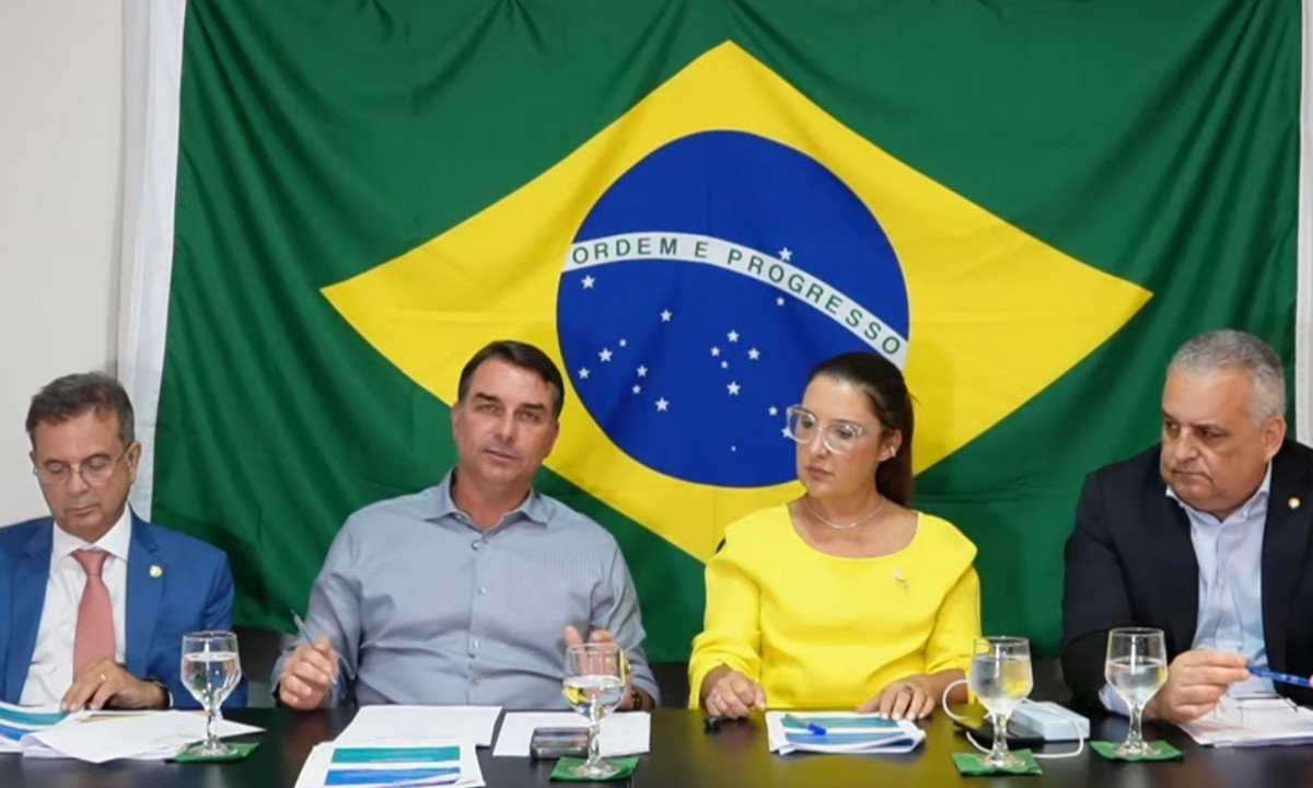 Flávio Bolsonaro defende CNH a partir dos 16 anos vinculada à maioridade penal