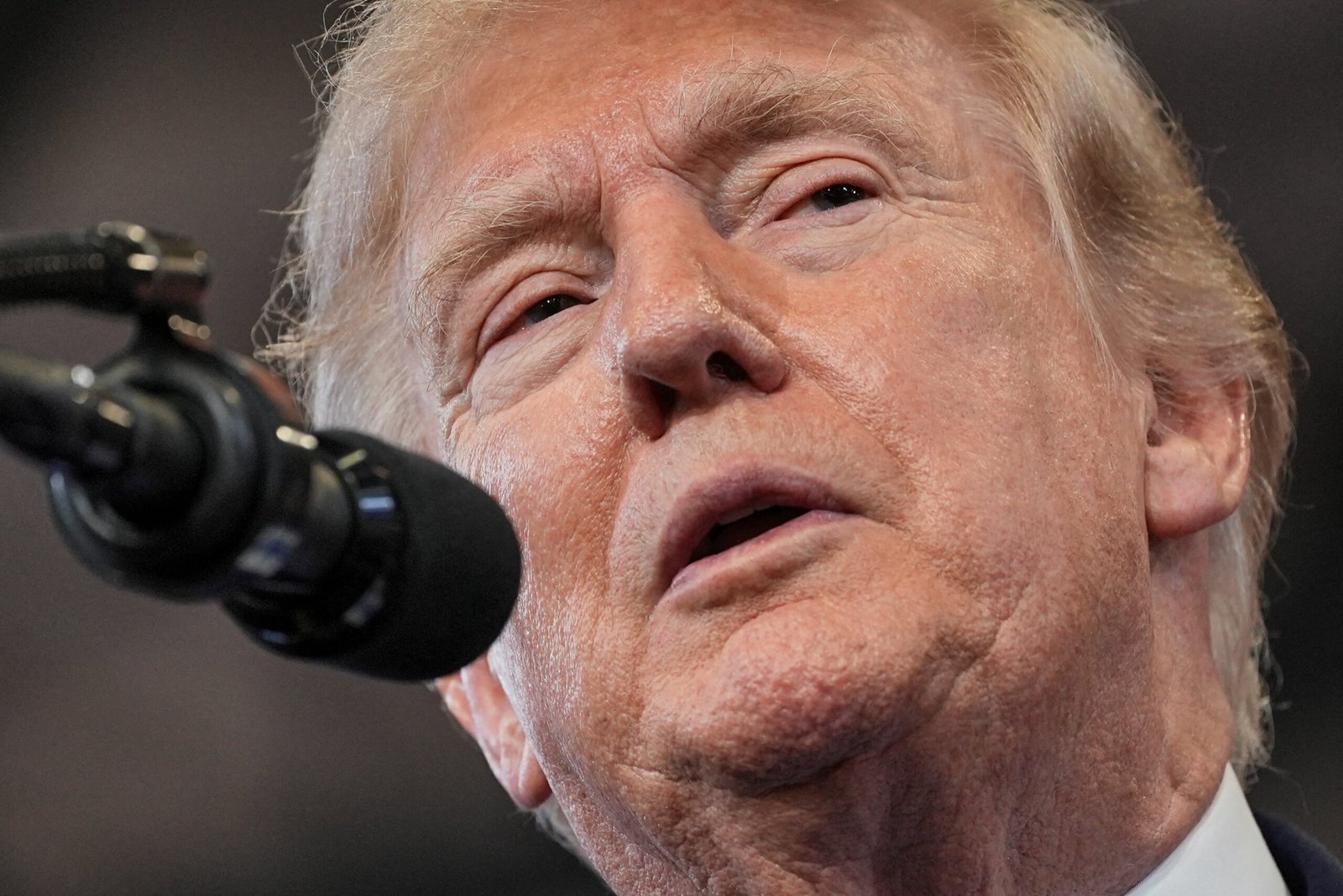 Trump ameaça bombardear Omã por interferência no Estreito de Ormuz