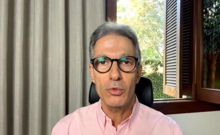 Zema comenta doação ao Novo feita pelo pai de Vorcaro e escândalo do Banco Master