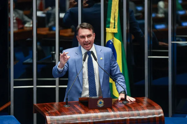 Flávio Bolsonaro defende impeachment de Alexandre de Moraes no Senado