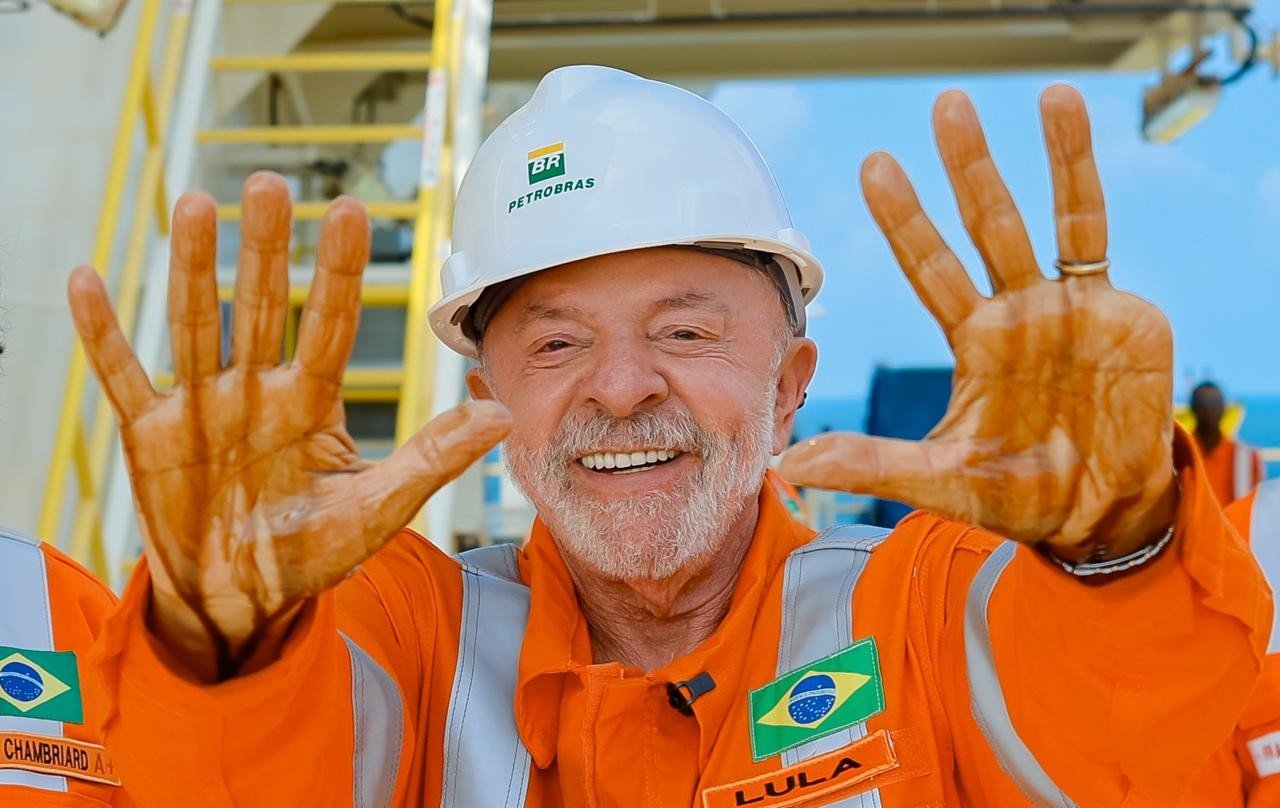 Lula assina decreto que reduz tributos da gasolina e cria subsídio para diesel