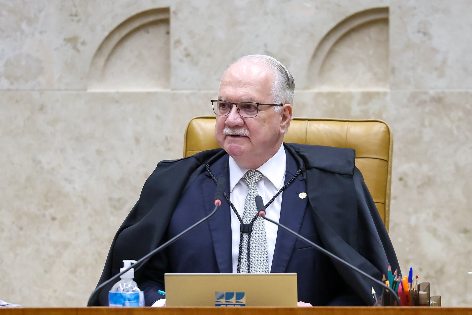 Ministros aposentados do STF pedem investigação urgente sobre crise no Tribunal