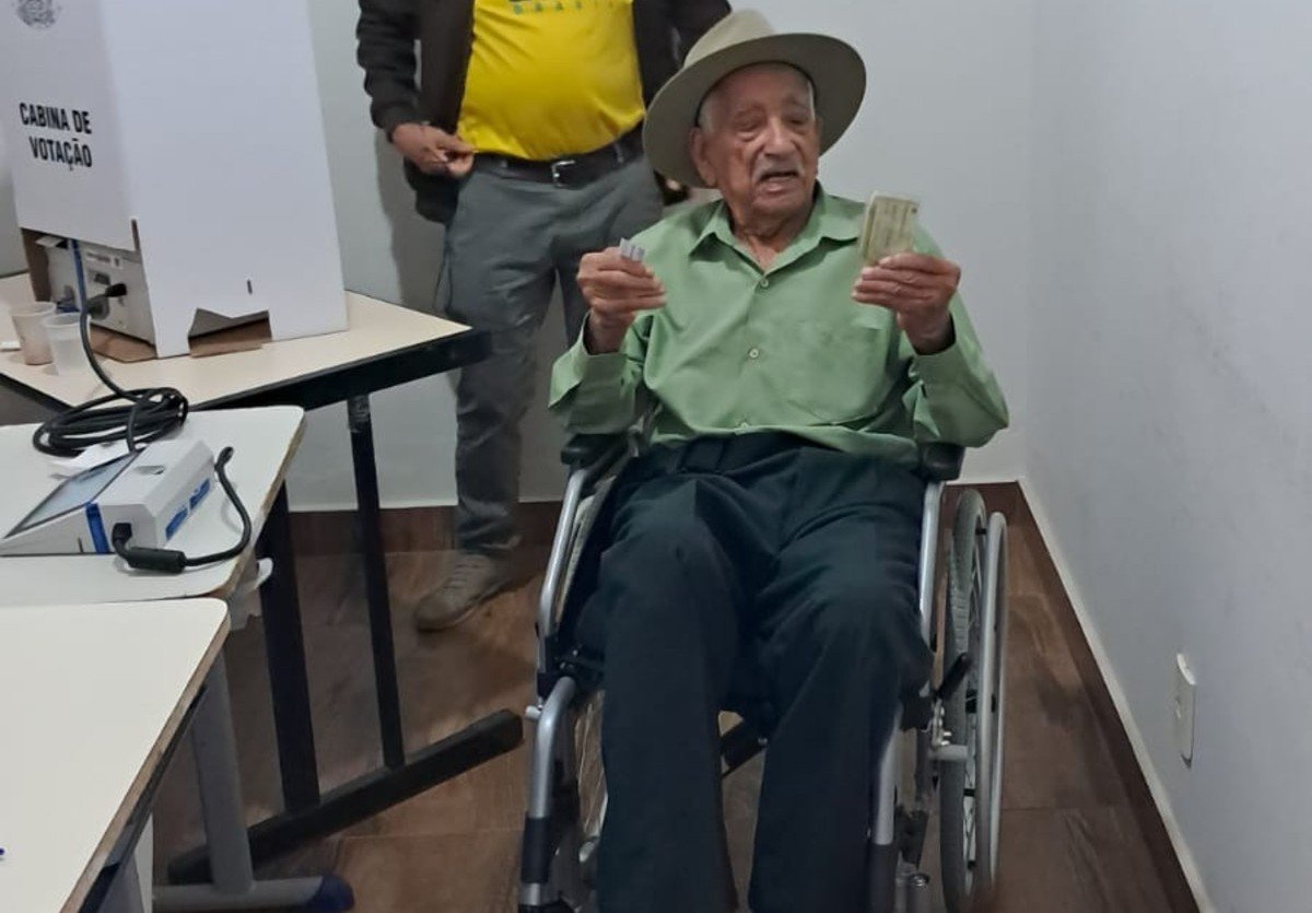 Aos 107 anos, mineiro vota e deixa mensagem sobre participação democrática