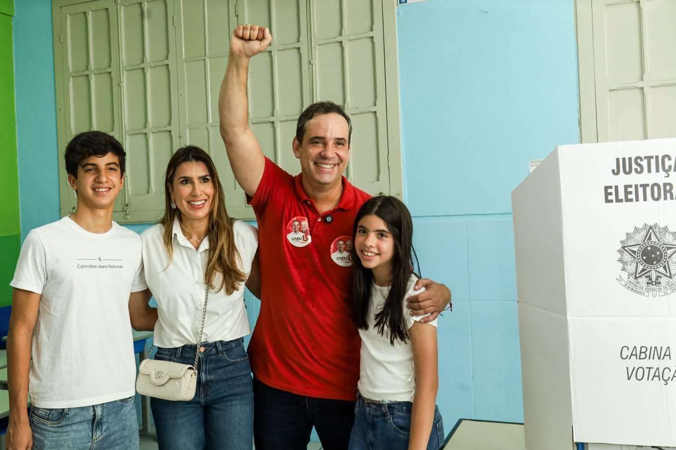 Cadu Xavier vota em Natal e demonstra confiança na vitória no RN