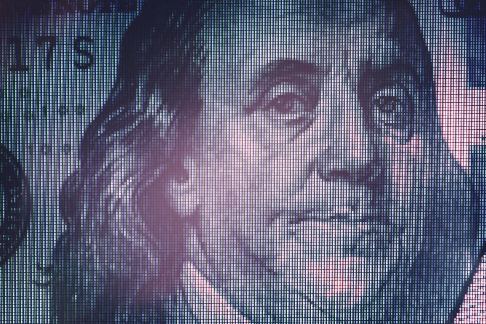 Dólar cai 4,5% e fica abaixo de R$ 5 após 1º turno das eleições