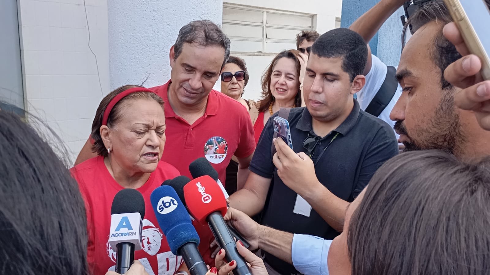 Fátima Bezerra vota em Natal e destaca união do PT no Nordeste