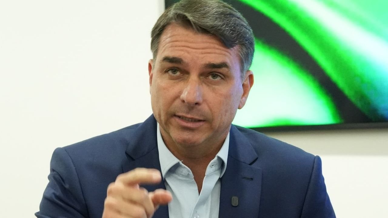 Flávio Bolsonaro confirma participação em debate da Band no segundo turno