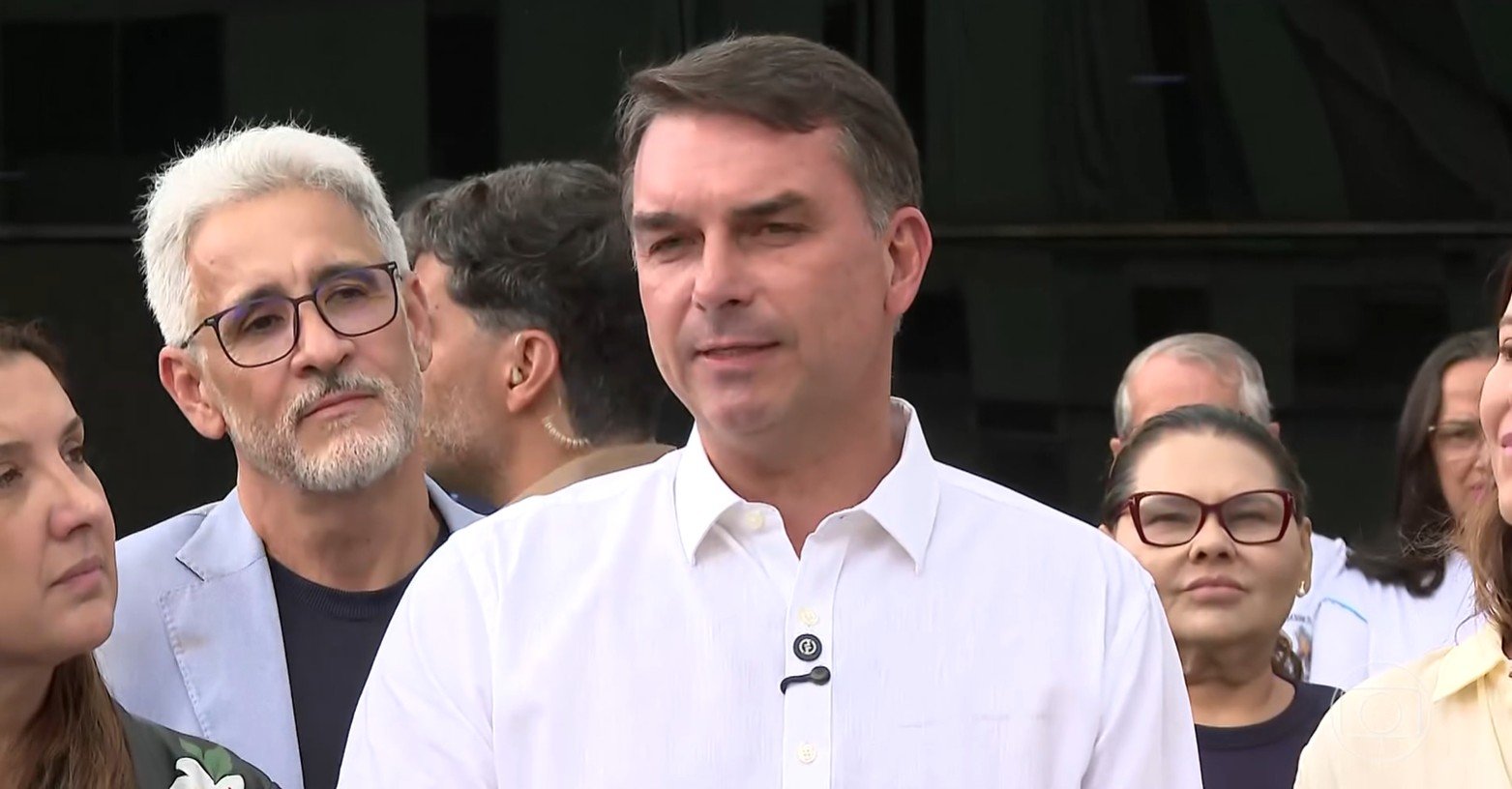 Flávio Bolsonaro declara voto favorável à PEC do fim da jornada 6x1