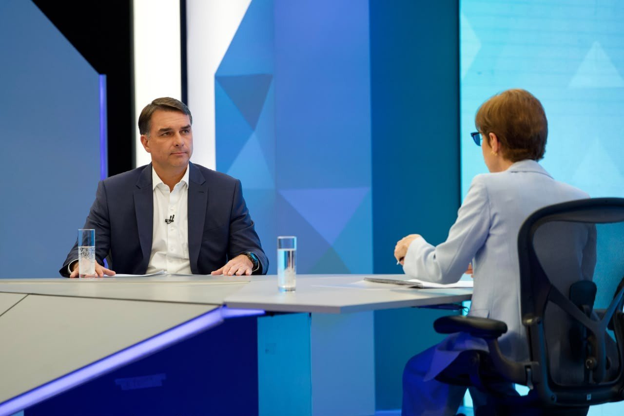 Flávio Bolsonaro descarta nomear pai e irmão em eventual governo