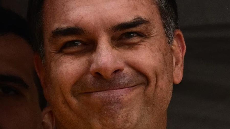 Flávio Bolsonaro desiste de debate da Globo e cita 'censura' do TSE