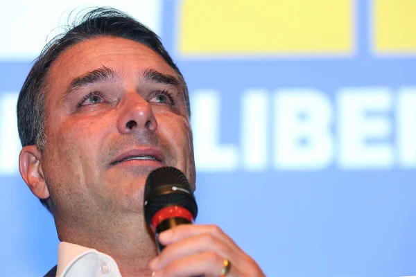Flávio Bolsonaro é o 1º a liderar no 1º turno e perder no 2º desde 1989