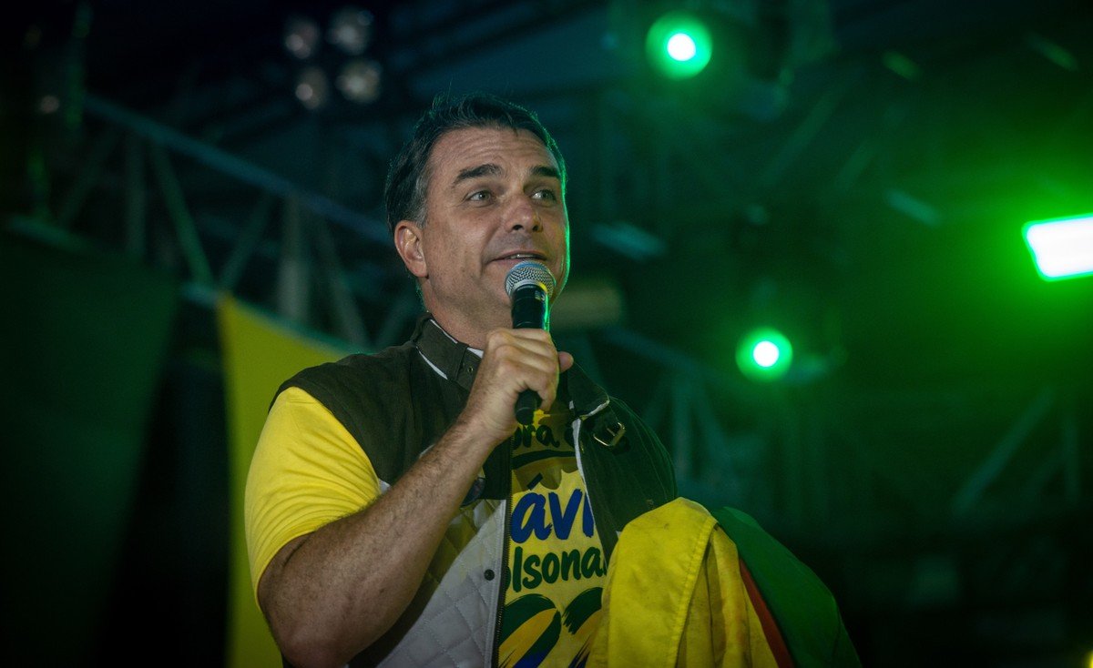 Flávio Bolsonaro entrou a pé na Argentina e seu paradeiro é desconhecido