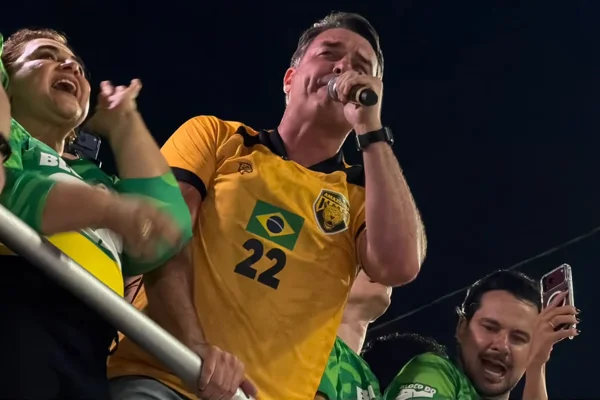 Flávio Bolsonaro intensifica campanha com influenciadores e mais anúncios pagos