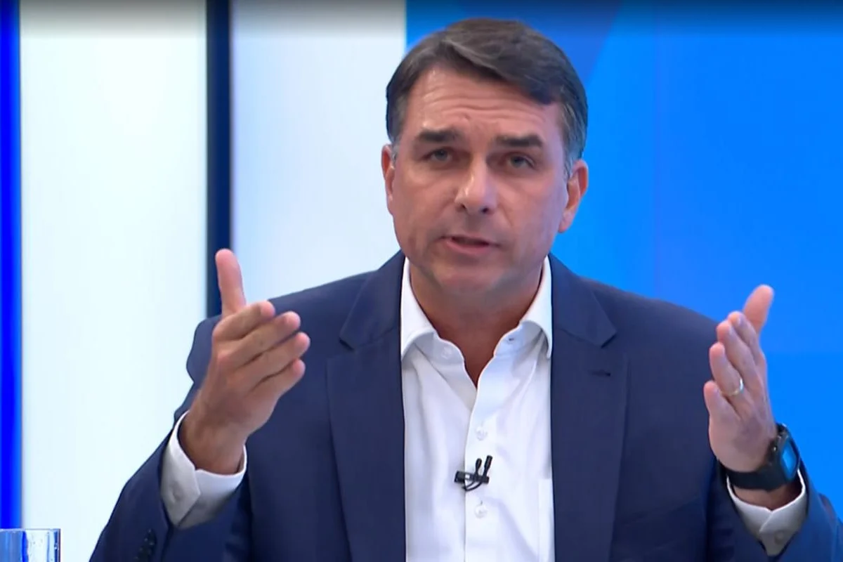 Flávio Bolsonaro minimiza debate sobre retirada de marcação de munições