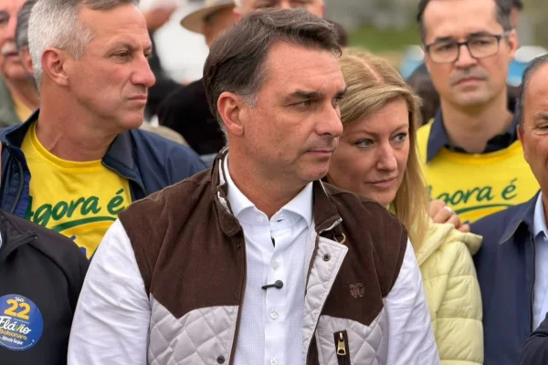 Flávio Bolsonaro vota a favor do fim da escala 6x1 após horas sem registrar presença no Senado