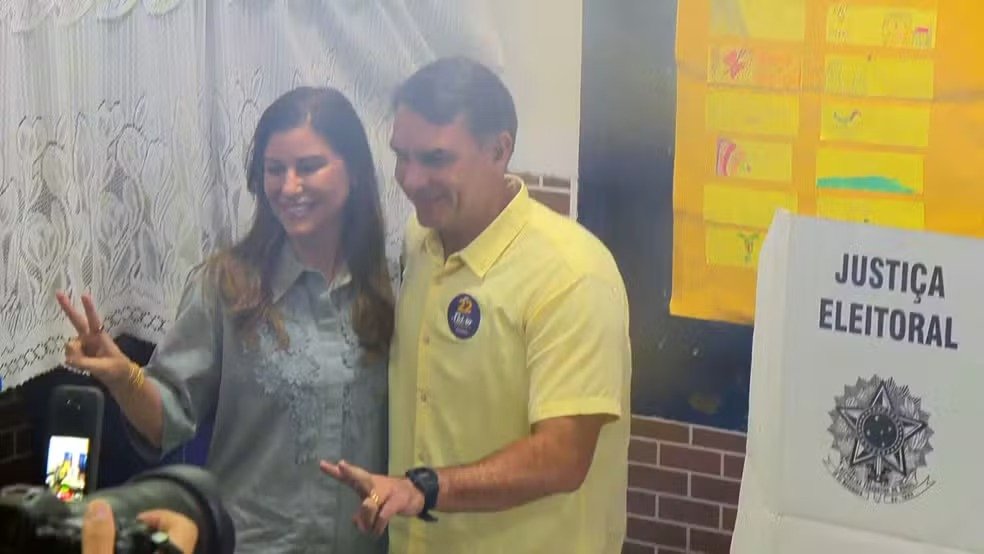 Flávio Bolsonaro vota em colégio na Zona Norte do Rio no segundo turno de 2026