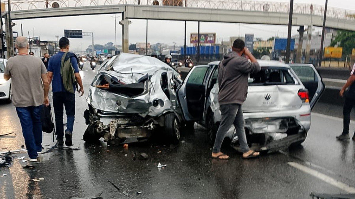 Infarto de motorista causa engavetamento com 22 veículos na Dutra