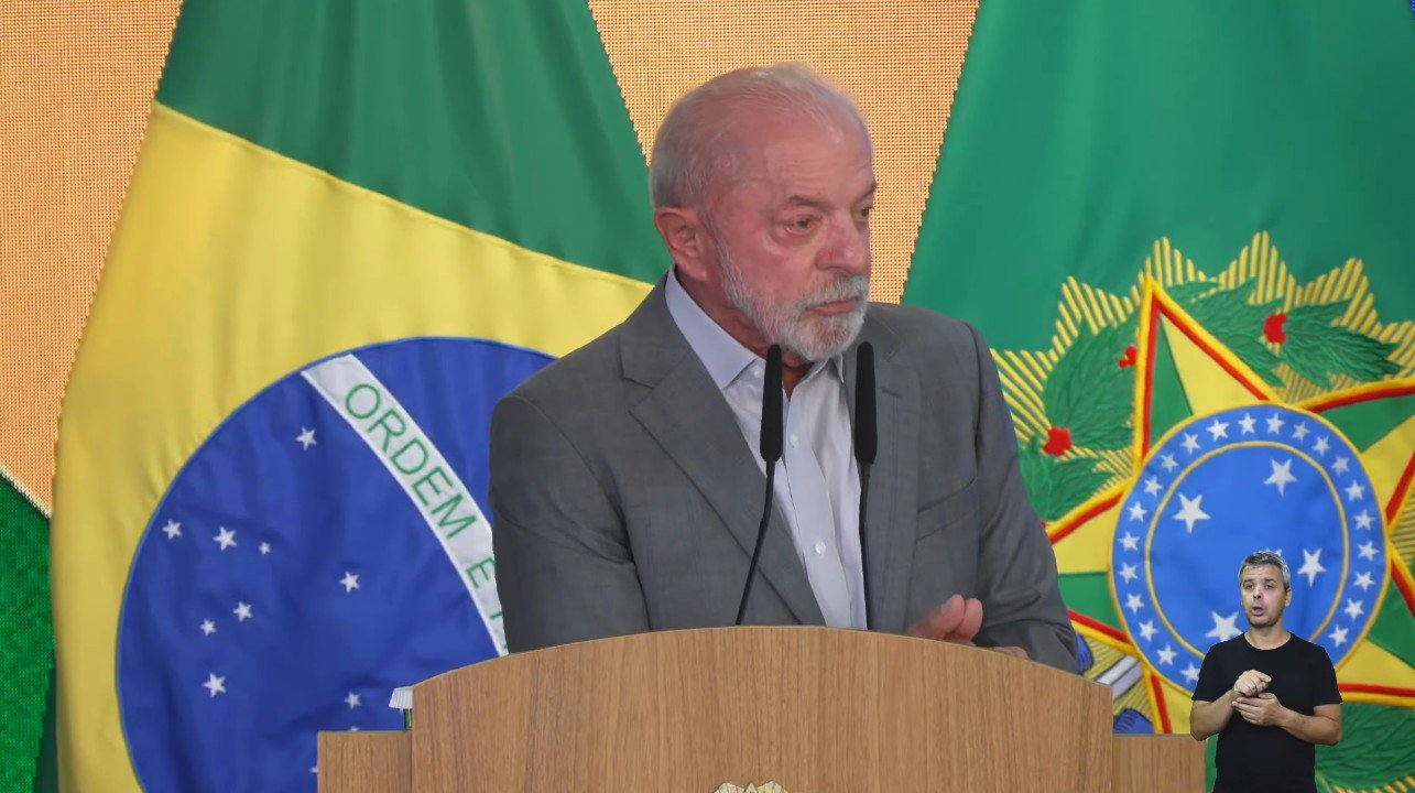 Lula diz que pobre é bom pagador e anuncia perdão de dívidas e tarifa zero